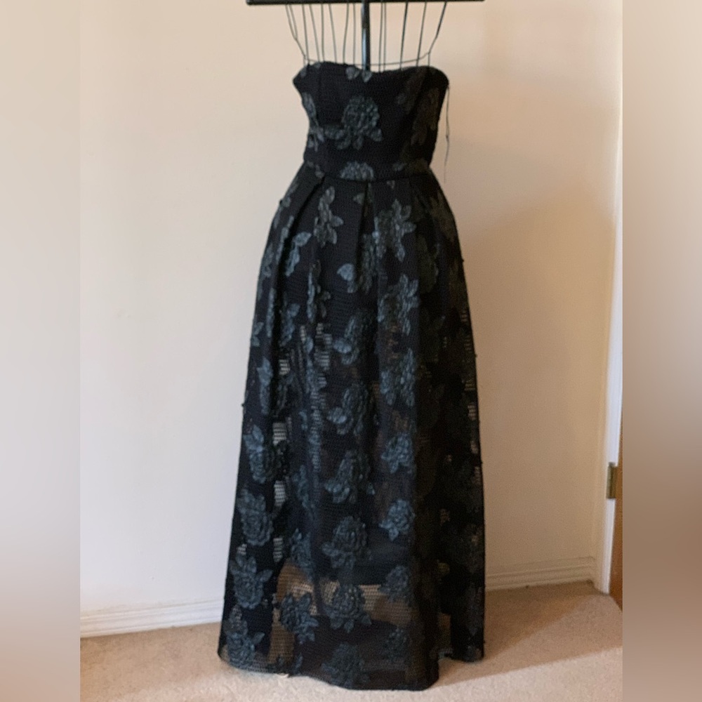 Issue New York Black Lace Pattern Long Dress NWT - Picture 5 of 9
